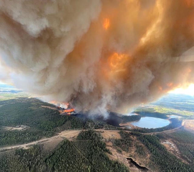 Cháy rừng và lũ lụt trên khắp miền Tây, Canada buộc phải sơ tán 